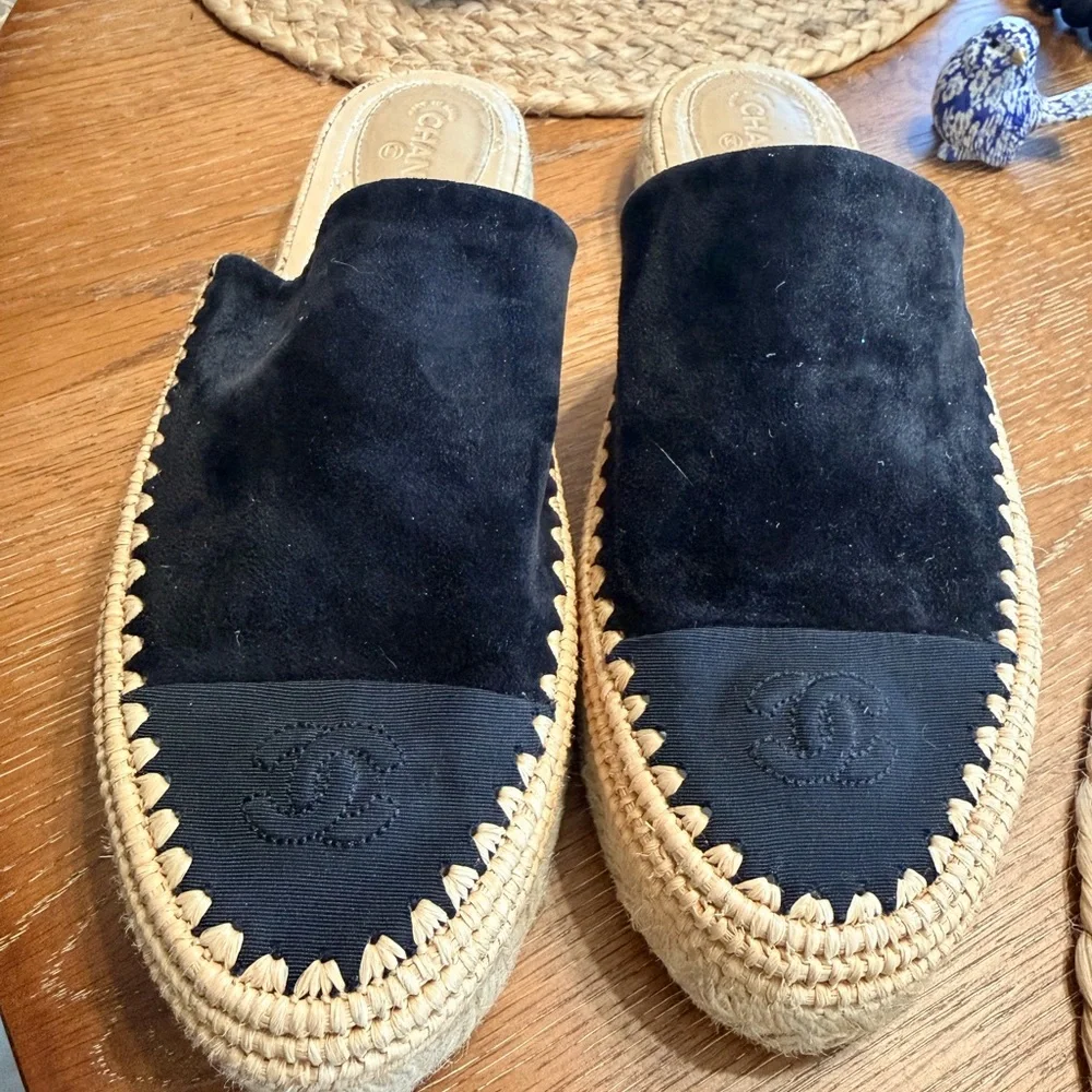 CHANEL Black and Tan Espadrille Slides